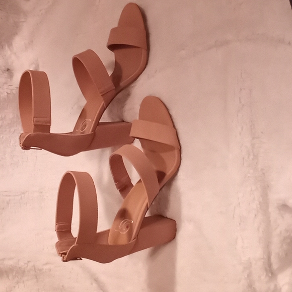 Derek Heart tan heels 7.5 - Picture 1 of 3